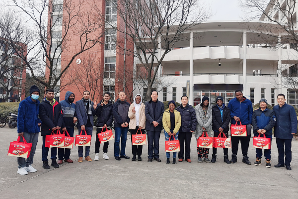 The auspicious wishes from the school leaders of AXHU:  a warm-hearted visit to the international students and on-post staff members at China’s lunar Spring Festival
